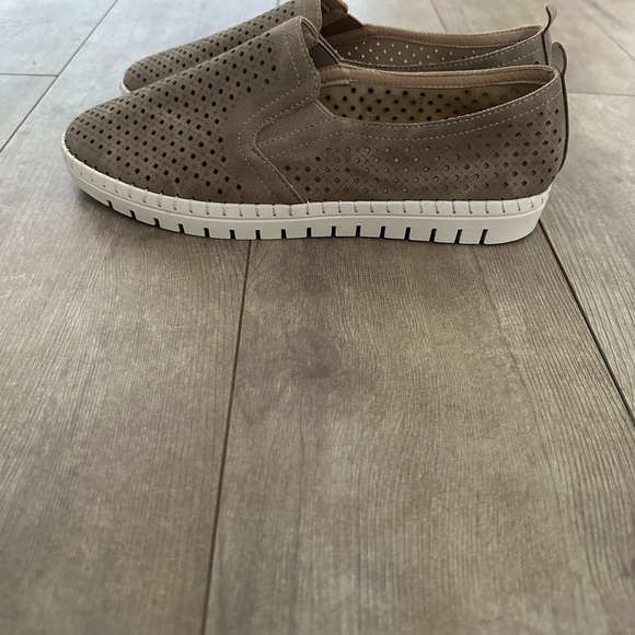 New Easy Street Women's Fresh Slip-On Sneaker Natural size 9 - Picture 15 of 16